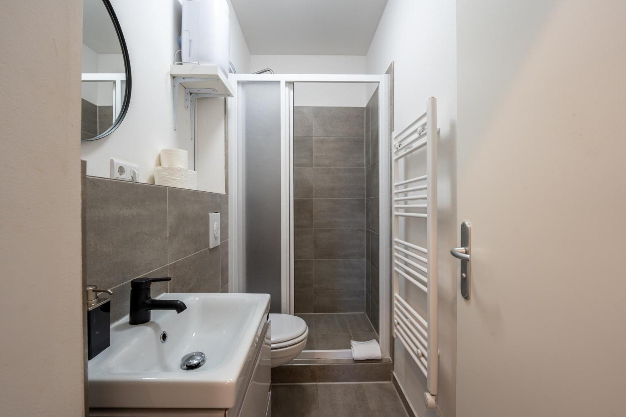 Modern, Central Flat With Workspace Berlijn Buitenkant foto