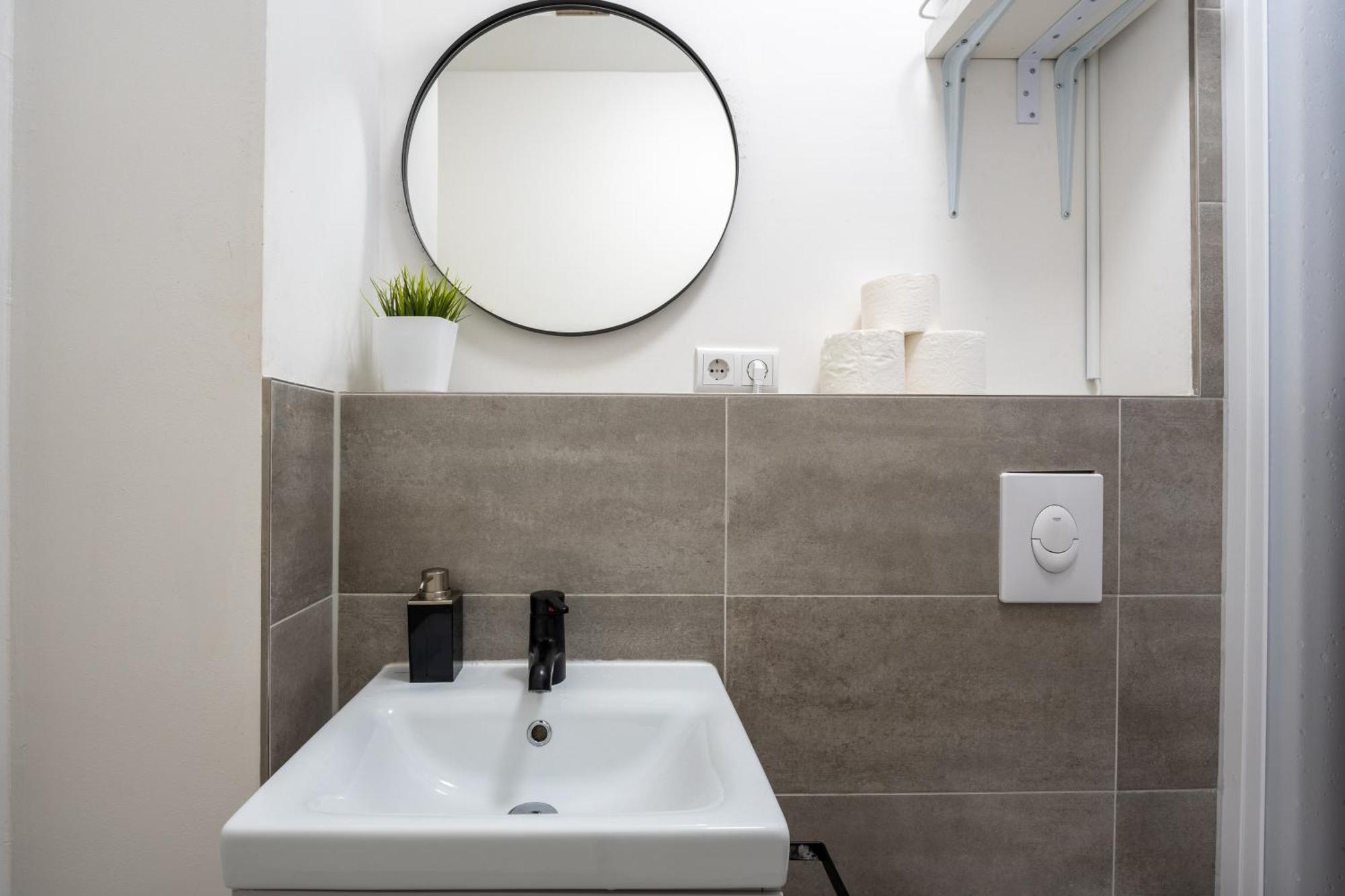 Modern, Central Flat With Workspace Berlijn Buitenkant foto